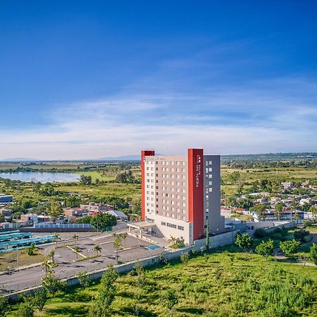 Fiesta Inn Suites Aeropuerto Del Bajio Silao Kültér fotó